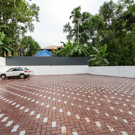 Cochin Airport Hotel Kochi Exterior photo