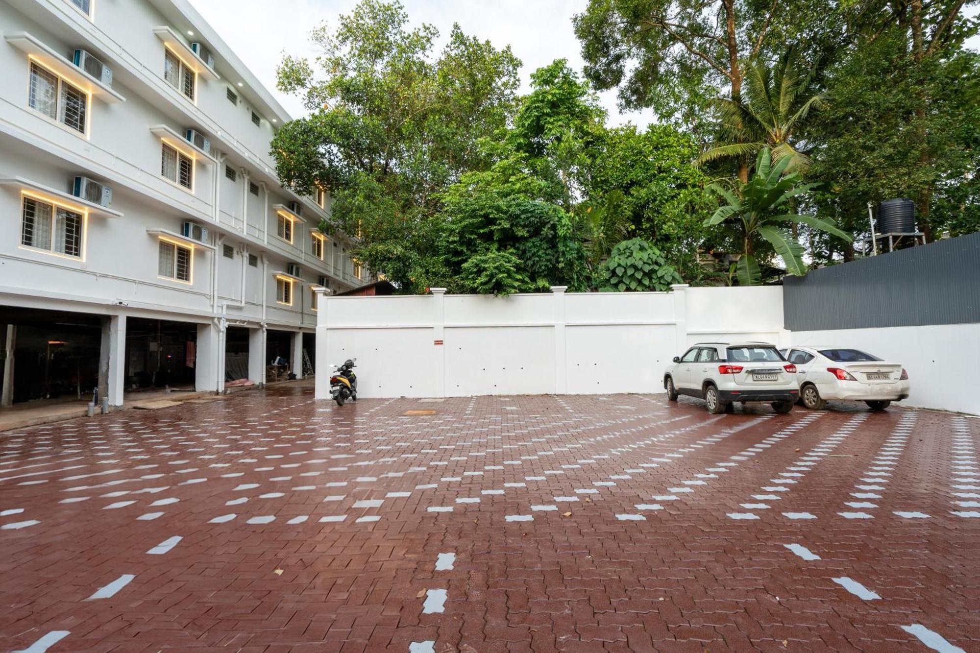 Cochin Airport Hotel Kochi Exterior photo